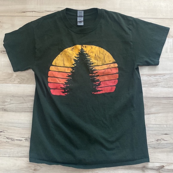 Gildan Womens M Tee Shirt. Hunter green with sunset and tree. Super cute - Picture 7 of 12